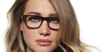 眼鏡妝容技巧 帶眼鏡也能絕代風華，彩妝小編推薦Bobbi Brown彩妝品全新上市