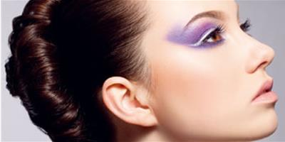 多變而優雅 夏天化妝為美麗添上一抹紫，彩妝小編分享流行眼影
