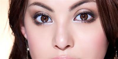 立體的眼部化妝技巧打造亮彩明眸