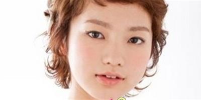 打造短卷髮氣質美女 手把手DIY教程