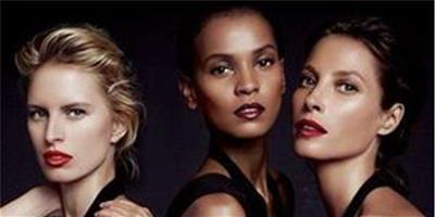 唐娜·凱倫 (Donna Karan) Women新香廣告大片出爐！看卡羅萊娜·科庫娃 (Karolina Kurkova) 等三位超模演繹功力，你更喜愛誰？