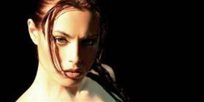 義大利豔星挑戰安吉麗娜·朱莉 (Angelina Jolie) 哪個蘿拉更性感？