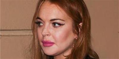 貓眼妝+桃粉色唇妝，琳賽·羅韓 (Lindsay Lohan) 的Party Look夠不夠嫵媚？