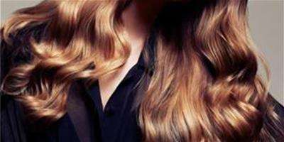一到秋天頭髮就又幹又糙像稻草？美髮專家給你6個護髮好建議，用少少的時間和金錢也能讓髮絲健康豐盈！