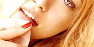 乾裂嘴唇SOS！早春季節美唇物語，簡單護唇方法讓你的雙唇恢復水潤生機