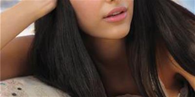 Aveda推出2013夏日抗毛燥柔亮主打系列美髮產品，對抗毛躁發柔順清爽48小時，打造如絲綢般亮澤柔順的秀髮！