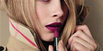 Burberry推出全新「Lip Velvet」絲絨持色唇膏