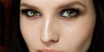 重金屬眼窩上的一抹電光藍，范思哲高定 (Atelier Versace) 2014春夏高級定制秀場妝發細節