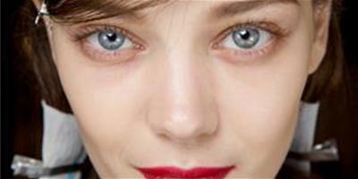 塗著紅唇的3D摩登印花太空女孩，克裡斯汀·迪奧 (Christian Dior) 2014春夏高級定制秀場妝發細節