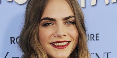 YSL聖羅蘭美妝全球彩妝代言人——Cara Delevingne驚豔亮相電影《紙鎮》(Paper Towns)首映禮