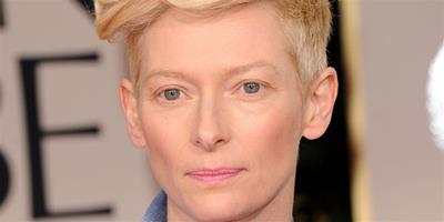 52歲影后蒂爾達·斯維頓(Tilda Swinton)的中性彩妝美學，不塗睫毛膏也能擁有明亮雙眸！