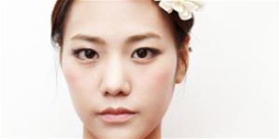 韓式雙花苞頭紮發圖解 時尚個性更吸睛