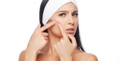 白頭粉刺形成的原因是什麼 幾點建議恢復健康肌膚