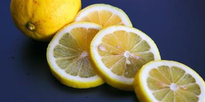 檸檬水直接擦皮膚好嗎 檸檬水直接擦皮膚有什么影響？