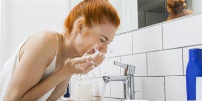 長期用冷水洗臉的危害 教你如何科學的進行臉部清潔工作