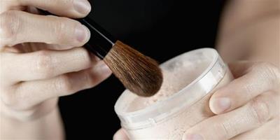 散粉定妝使用方法，用對散粉，再也不用擔心會脫妝了