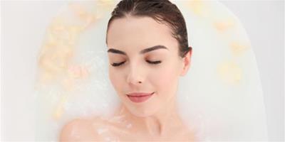 過期牛奶可以洗臉么 用過期牛奶洗臉對皮膚有什么影響