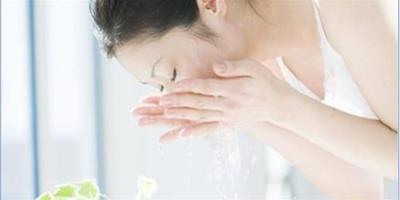 嬌韻詩溫和泡沫潔面乳，敏感肌也能使用的泡沫潔面乳