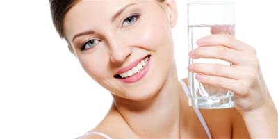 每天喝足夠的水還可以讓滋潤肌膚，讓皮膚變得更光滑。