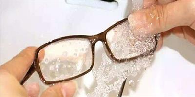 定型噴霧噴到眼鏡片上怎么清除 直接用手擦拭可以嗎