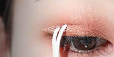 雙眼皮貼在粉底液前還是粉底液后使用 ​貼雙眼皮貼的做法