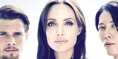 安吉麗娜·朱莉 (Angelina Jolie) 標誌性深邃煙熏妝登雜誌封面，簡單大氣難掩氣場