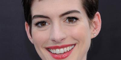 安妮·海瑟薇 (Anne Hathaway) 完美裸妝Look亮相《蝙蝠俠：黑暗騎士崛起》紐約首映式！