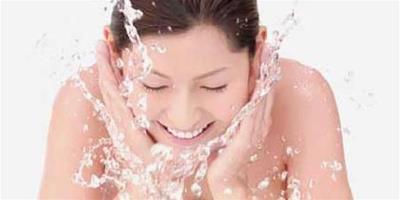 淡鹽水洗臉應該注意些什麼 淡鹽水洗臉有什麼美容功效