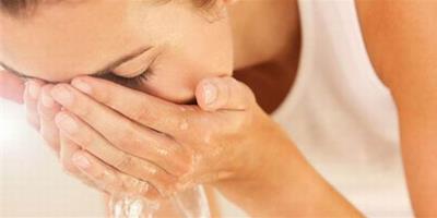 用鹽水洗臉有什麼好處 注意小細節鹽水洗臉效果更好