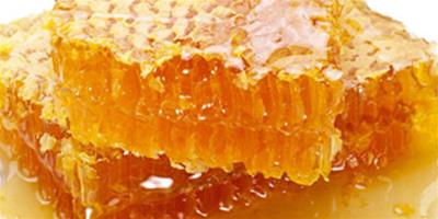 晚上睡覺前喝蜂蜜水能減肥嗎 蜂蜜水的功效有哪些