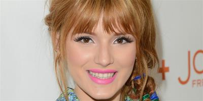 彩帶編出髮絲多變表情！貝拉·索恩 (Bella Thorne) 的麻花辮新啟示，小心思玩出大不同！