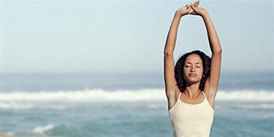 五個瑜伽減肥伸展操 每天十分鐘讓你輕鬆瘦下來