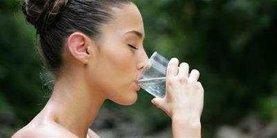 七日喝水瘦身法揭秘 4個方法教你喝水變苗條