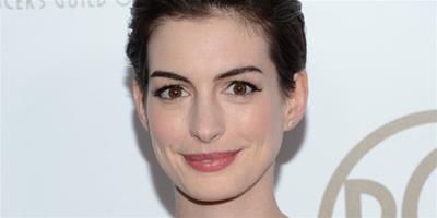 明星髮型鑒定團：安妮·海瑟薇(Anne Hathaway)短髮All-Back亮相頒獎禮，Boylish范兒公主你怎麼看？