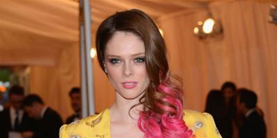 可哥·羅恰 (Coco Rocha) 粉色浸染新髮型亮相2012 MET Ball (Costume Institute Gala) 慈善舞會紅地毯！