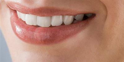 怎麼使牙齒變白而不傷牙齒嗎 介紹7種秘訣讓你的牙齒美白