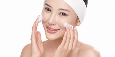 用什麼洗臉對皮膚好 洗臉的正確方法美白祛痘效果好
